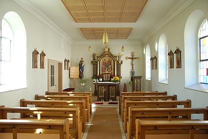 Innenraum mit Blick vom Eingang zum Altarraum