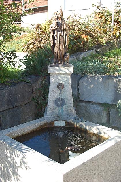 Brunnen auf dem Vorplatz der Kapelle