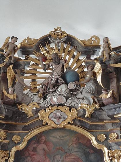 Darstellung Gottvaters im oberen Auszug des Altars