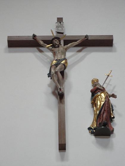 Kreuz über dem Chorbogen, darunter Maria, die "Mater Dolorosa"