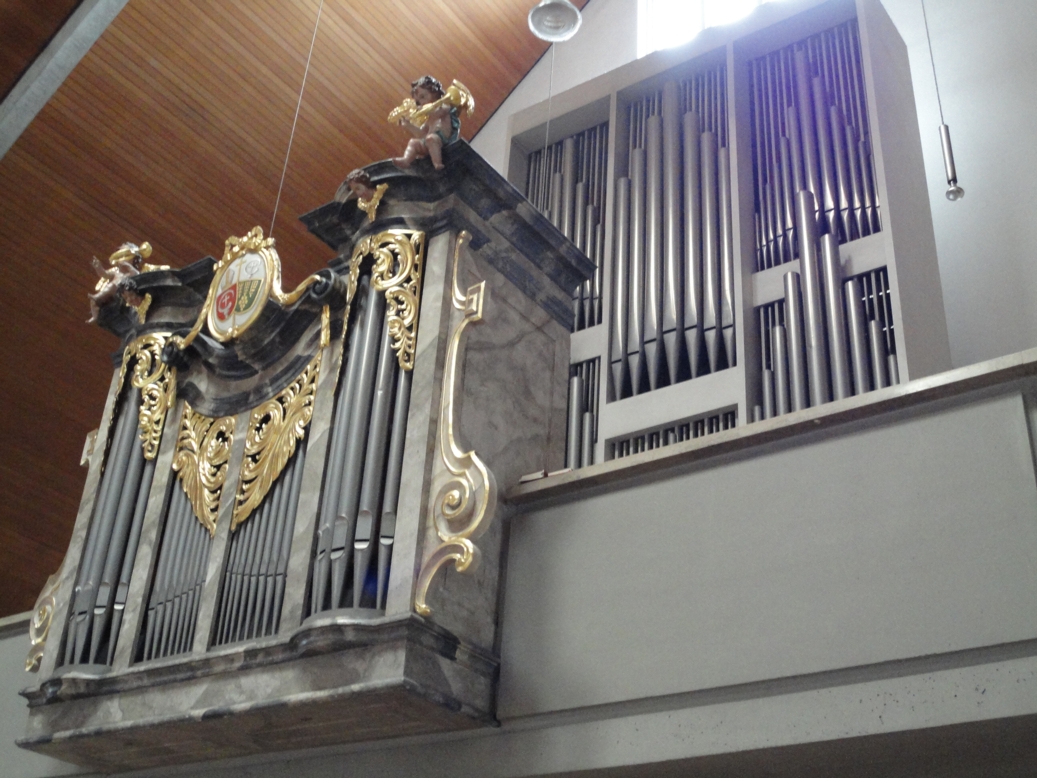 Orgel mit barocken Elementen (vorne)